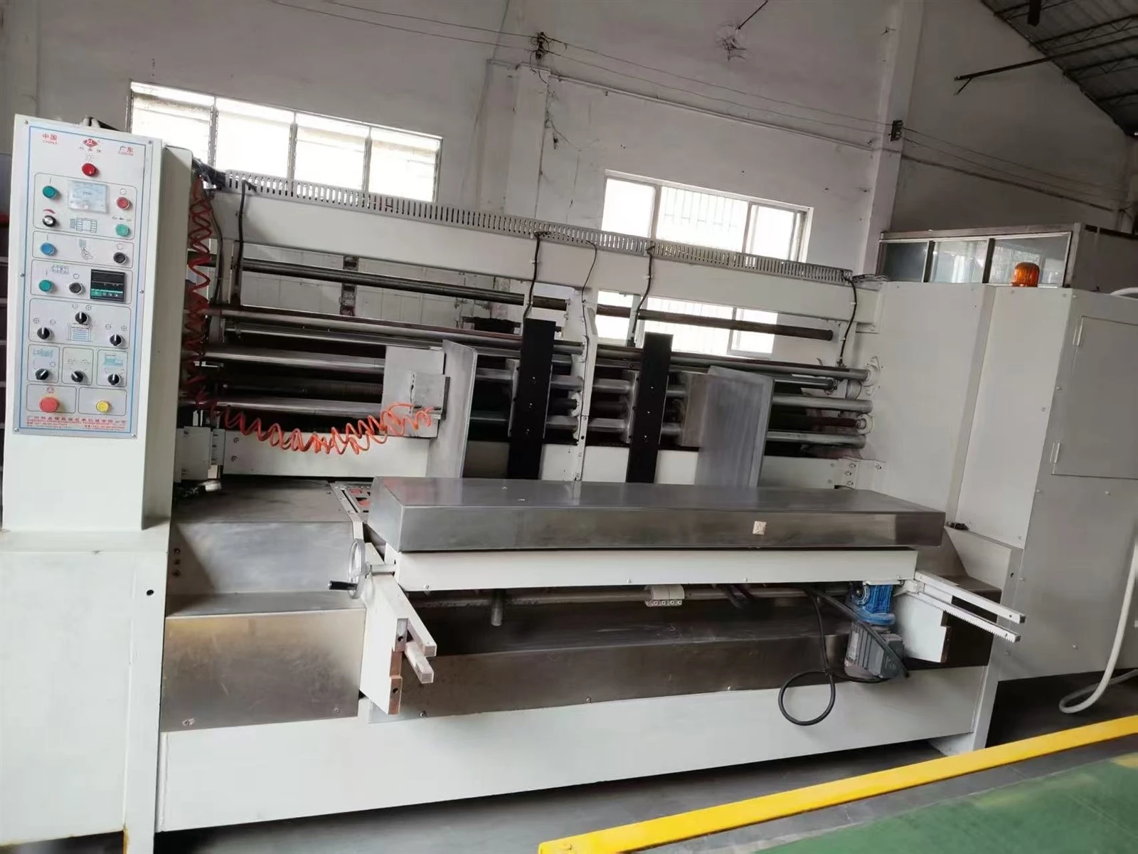 Fully automatic die cutting machine